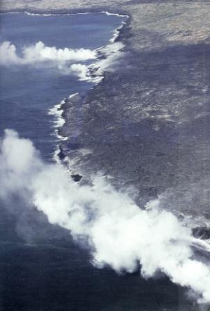 Photo reprsentant la lave qui se dverse dans locan pacifique sur les flancs du Kilauea